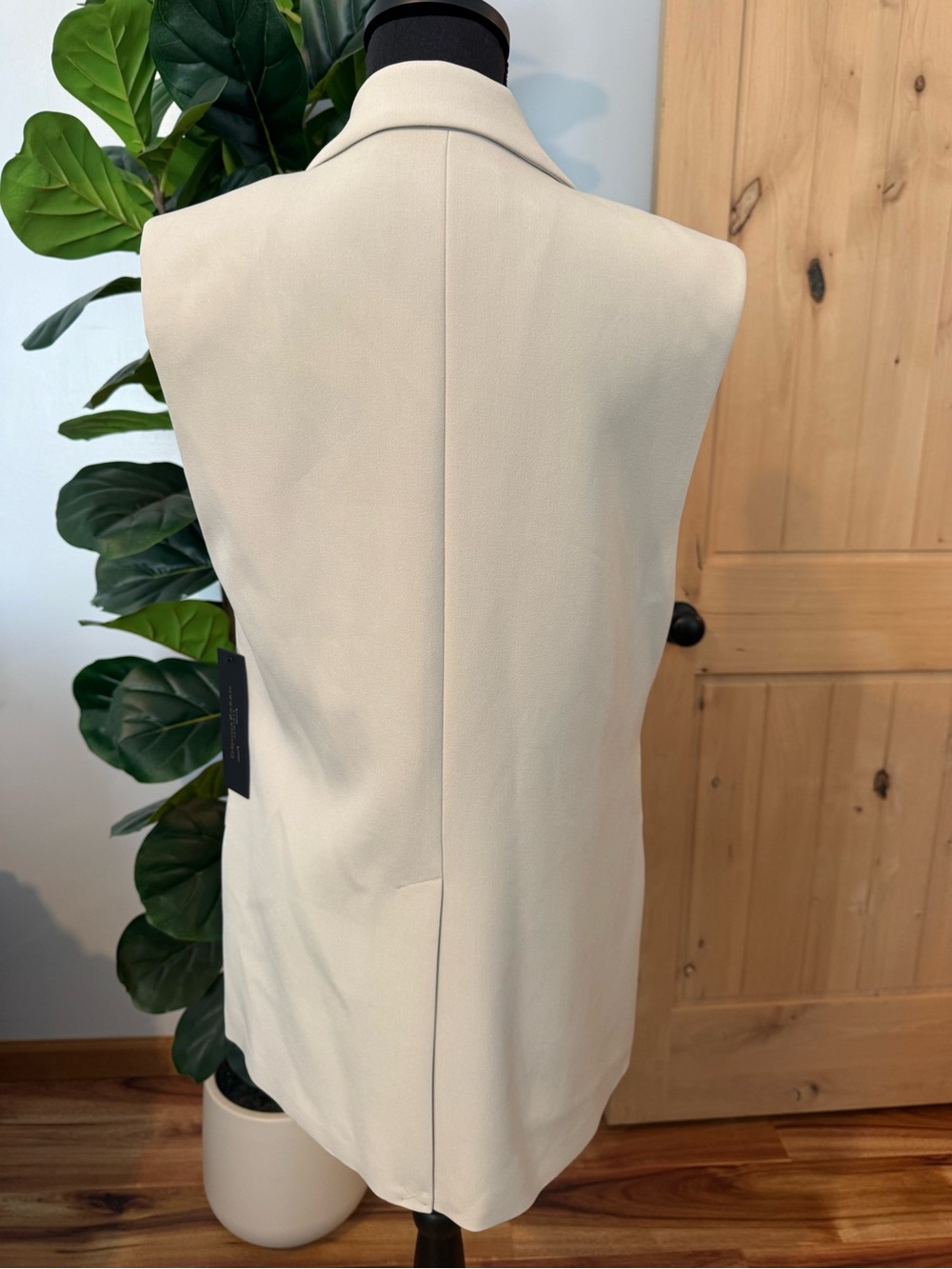Donna Karan Cream Sleeveless Notch-Lapel Long Vest - Picture 3 of 5